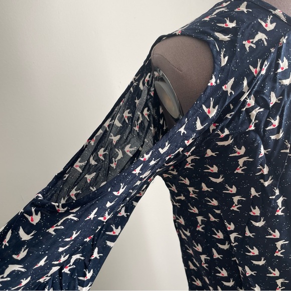 Max jeans hi-low cold shoulder top. Size small - Picture 4 of 8